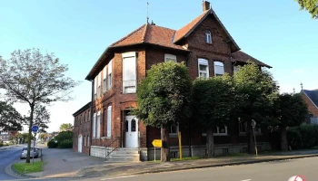 Am Ehrenmal - entlang der 100-Schlösser-Route in Sendenhorst - 48324 Sendenhorst