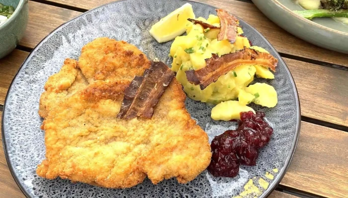 Die Schlosswirtschaft   Restaurant Cafe Hehlen Wiener Schnitzel - Hehlen