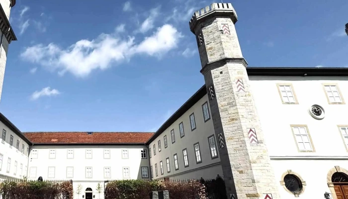 Kunstmuseum Schloss Derneburg -  Videos - Holle