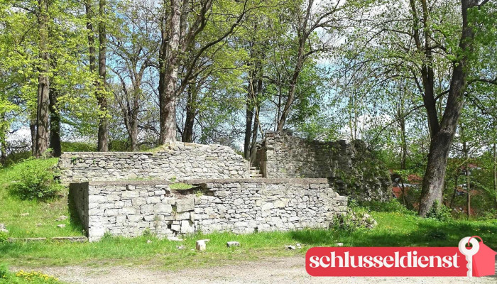 Schlosspark mit Schlossruine - Deutschland